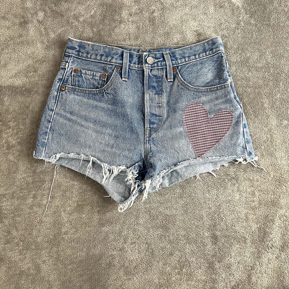 Levis 501 Original High Rise Shorts Womens 28 Light Wash‎ Heart Patch Boho